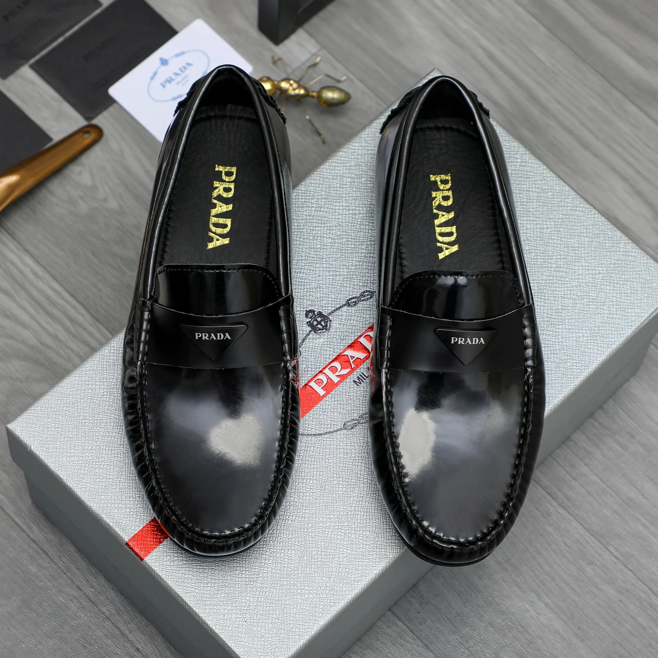 Men's shoes 💰p420 Product trademark: Men's shoes 💰pRADA [Prada] Casual slip-on men's shoes Regular size. Size: 38-44 Product materials: Selected patent cowhide upper, sheepskin lining, rubber outsole